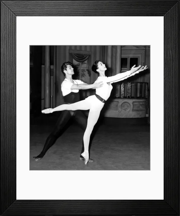 Framed Print : Dame Margot rehearsing with Hungarian dancer Viktor Rona at the Theatre Royal on Drury