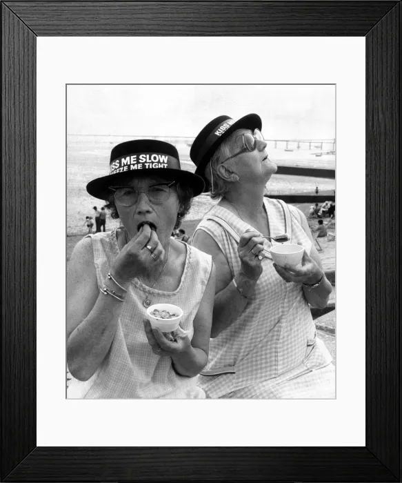 Framed Print : Cockney Sisters May Pirie, 56 left, and Lillian Hernandez
