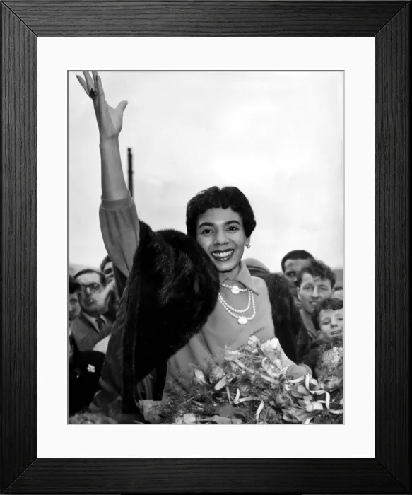 Framed Print : Shirley Bassey waves to the crowd who turned out to welcome her as she arrived back in