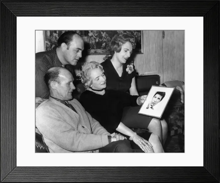 Framed Print : Mrs Freda Woodward and her husband Mr Tom Woodward (seated Framed Print : Mrs Freda Woodward and her husband Mr Tom Woodward (seated
