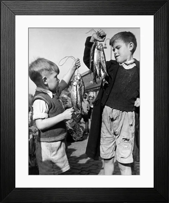 Framed Print : Two of the Fish Wharf Gang with the days takings at Great Yarmouth Framed Print : Two of the Fish Wharf Gang with the days takings at Great Yarmouth