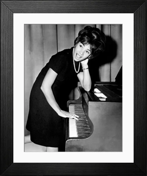 Framed Print : Shirley Bassey tries her hand at the piano during a press conference in the Cocktail Framed Print : Shirley Bassey tries her hand at the piano during a press conference in the Cocktail