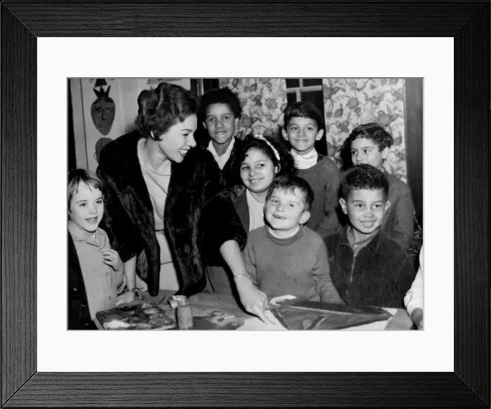 Framed Print : Shirley Bassey who is appearing at the New Theatre all week visited the Rainbow Club in