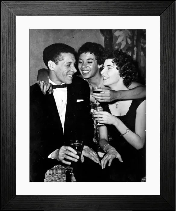 Framed Print : Shirley Bassey pictured at the wedding party she threw at the New Theatre last night Framed Print : Shirley Bassey pictured at the wedding party she threw at the New Theatre last night
