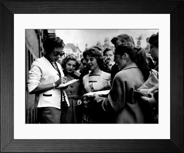 Framed Print : Shirley Bassey signs autographs for fans in Cardiff today - 1st Sept 1957 Framed Print : Shirley Bassey signs autographs for fans in Cardiff today - 1st Sept 1957