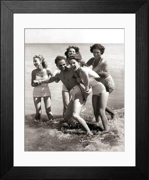 Framed Print : Girls at Margate have fun with Ex-paratrooper, Joan Chambers from East Ham Framed Print : Girls at Margate have fun with Ex-paratrooper, Joan Chambers from East Ham