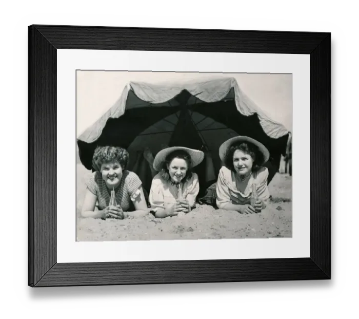 Framed Print : Doreen Hail, Margaret & Maureen Bates from Coventry get into the bank holiday spirit Framed Print : Doreen Hail, Margaret & Maureen Bates from Coventry get into the bank holiday spirit
