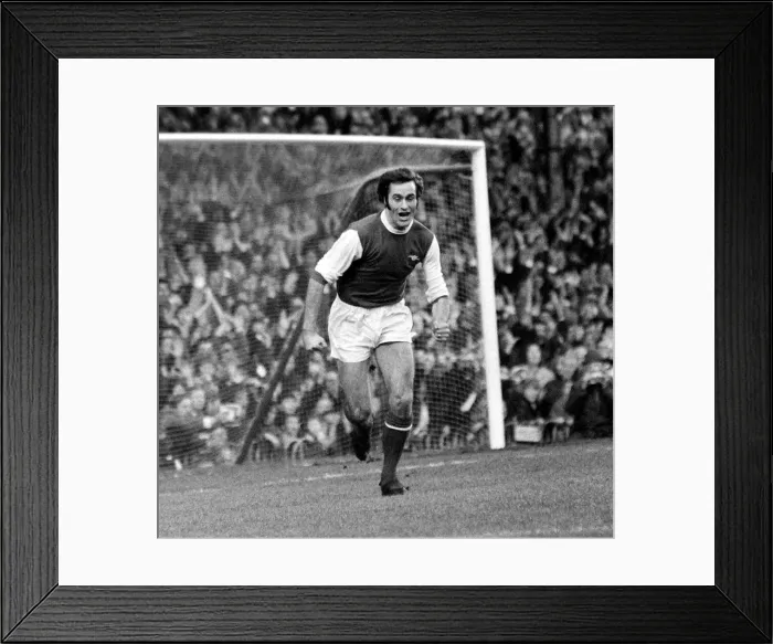 Framed Print : English League Division One match at Highbury Arsenal v Liverpool Framed Print : English League Division One match at Highbury Arsenal v Liverpool