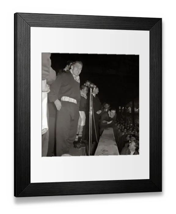 Framed Print : Chelsea players in the stand at Stamford Bridge acknowledge the applause of the fans