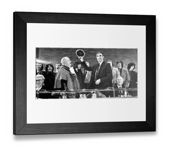 Framed Print : Sunderland Associated Football Club - Bob Stokoe holds aloft the silver plate presented