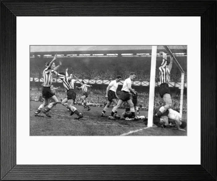 Framed Print : Sunderland Associated Football Club - F. A. Cup 1961, Sixth Round - Sunderland 1 v Framed Print : Sunderland Associated Football Club - F. A. Cup 1961, Sixth Round - Sunderland 1 v