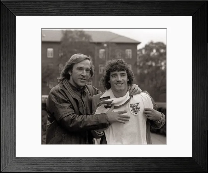Framed Print : Kevin Keegan with Hamburg General Manager Gunter Netzer before the England football