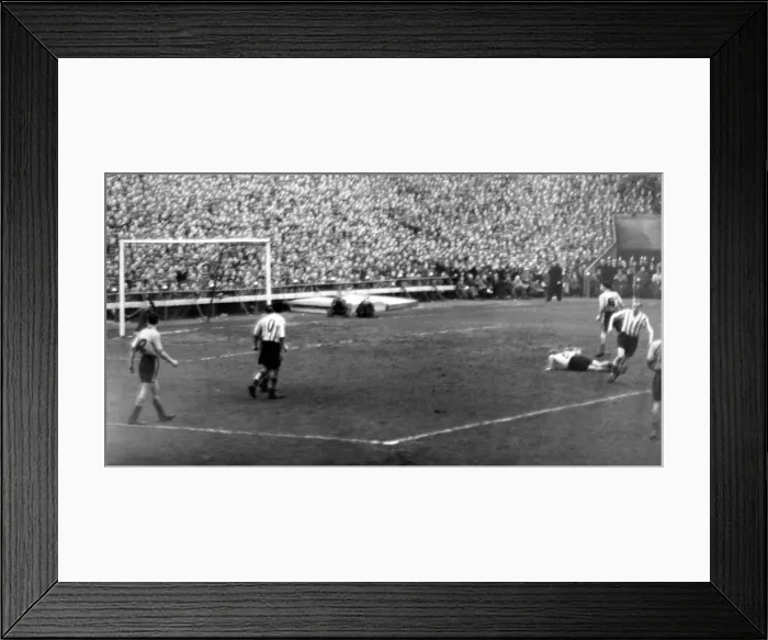 Framed Print : Sunderland Associated Football Club - FA Cup 3rd round against Norwich City 7 January Framed Print : Sunderland Associated Football Club - FA Cup 3rd round against Norwich City 7 January