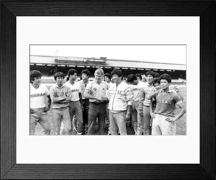 Framed Print : Sunderland Associated Football Club - Sunderland boss Len Ashurst with the Nissan team
