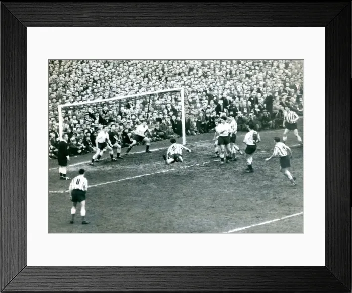 Framed Print : Sunderland Associated Football Club - F. A. Cup 1961, Sixth Round - Sunderland 1 v Framed Print : Sunderland Associated Football Club - F. A. Cup 1961, Sixth Round - Sunderland 1 v