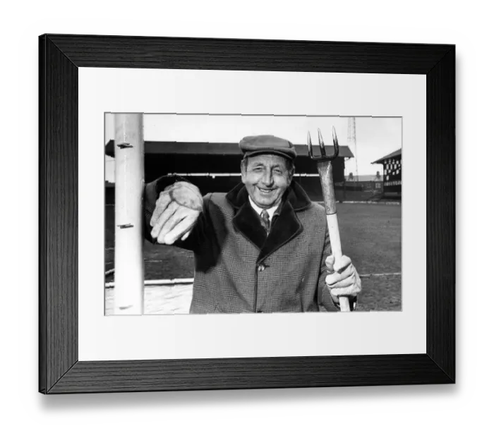 Framed Print : Sunderland Associated Football Club - groundsman Bill Pattinson 14 January 1977 Framed Print : Sunderland Associated Football Club - groundsman Bill Pattinson 14 January 1977