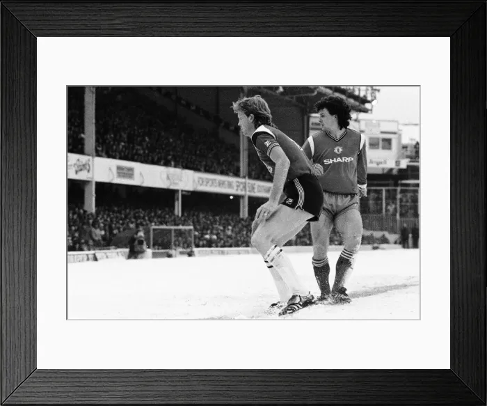 Framed Print : English League Division One match at The Dell. Southampton 1 v Manchester United 0 Framed Print : English League Division One match at The Dell. Southampton 1 v Manchester United 0