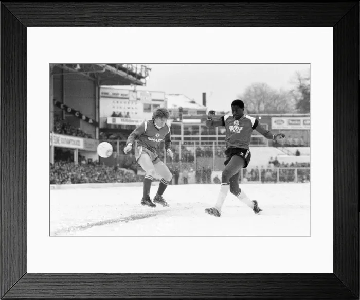 Framed Print : English League Division One match at The Dell. Southampton 1 v Manchester United 0