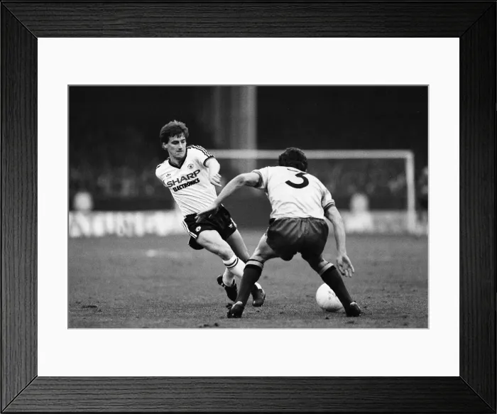 Framed Print : English League Division One match at Vicarage Road. Watford 0 v Manchester United 1 Framed Print : English League Division One match at Vicarage Road. Watford 0 v Manchester United 1