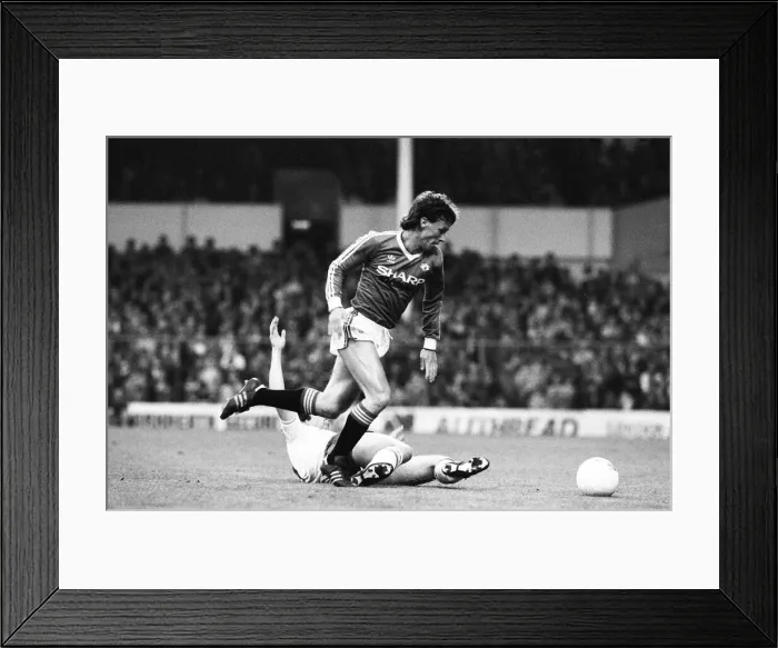 Framed Print : English League Division One match at White Hart Lane. Tottenham Hotspur 2 v Framed Print : English League Division One match at White Hart Lane. Tottenham Hotspur 2 v