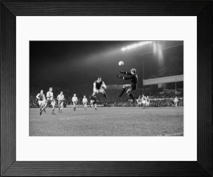 Framed Print : UEFA Inter City Fairs Cup Third round first leg match at Highbury Arsenal 4 v SK Framed Print : UEFA Inter City Fairs Cup Third round first leg match at Highbury Arsenal 4 v SK