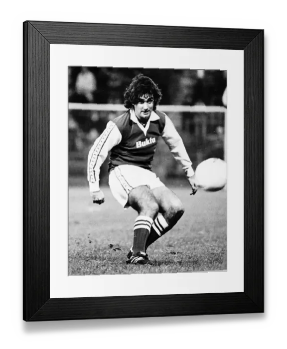 Framed Print : George Best football player for Hibernian, 1979 - 1980 Framed Print : George Best football player for Hibernian, 1979 - 1980