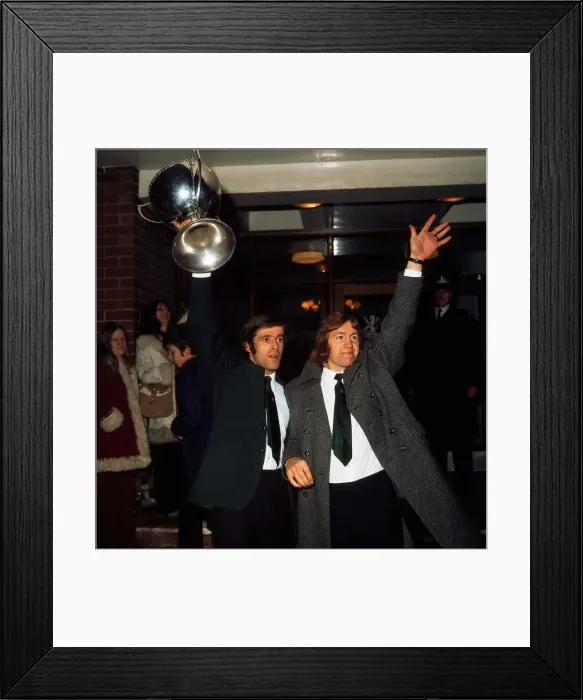Framed Print : Hibernian skipper Pat Stanton with the Scottish League Cup 1972