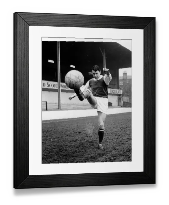 Framed Print : Eric Stevenson Hibernian 1962 football Hibs Framed Print : Eric Stevenson Hibernian 1962 football Hibs