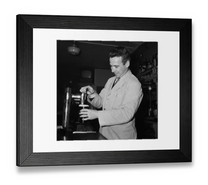 Framed Print : Lawrie Reilly of Hibernian FC 1957 Framed Print : Lawrie Reilly of Hibernian FC 1957