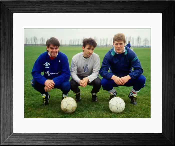 Framed Print : Pat Nevin with Scottish Chelsea team-mates April 1987 Framed Print : Pat Nevin with Scottish Chelsea team-mates April 1987