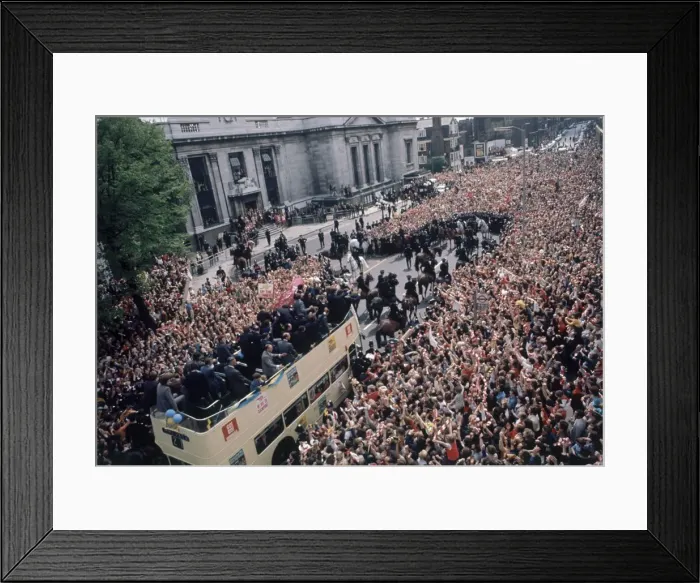 Framed Print : The Arsenal football team bus returns to a rapturous reception by thousands of fans Framed Print : The Arsenal football team bus returns to a rapturous reception by thousands of fans