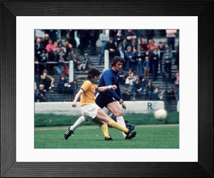 Framed Print : Ian Hutchinson Chelsea 1975 football Chelsea v Everton Framed Print : Ian Hutchinson Chelsea 1975 football Chelsea v Everton