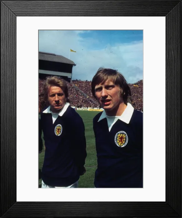 Framed Print : John Brownlie Hibs Hibernian footballer 1972 Pictured at Hampden with Denis Law