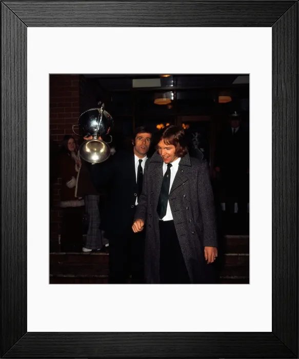 Framed Print : Hibernian skipper Pat Stanton with the Scottish League Cup 1972