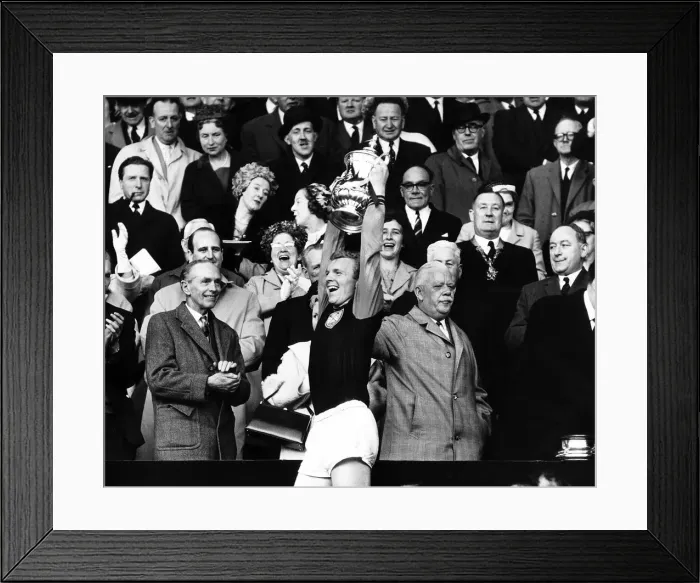 Framed Print : Bobby Moore captain of West Ham Utd lifts FA cup after beating Preston North End Framed Print : Bobby Moore captain of West Ham Utd lifts FA cup after beating Preston North End