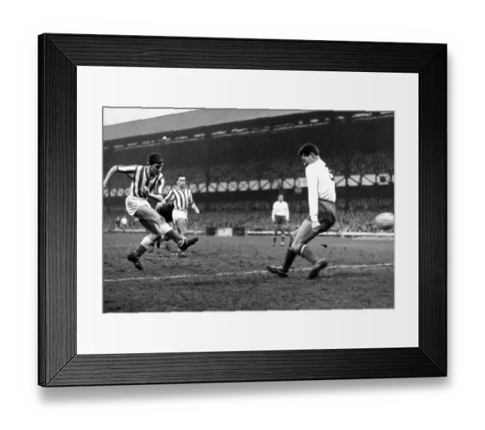 Framed Print : Sunderland Associated Football Club - Footballer Johnny Crossan against Bury 11 January