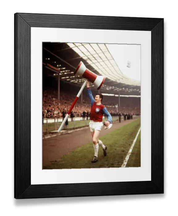 Framed Print : Johnny Byrne Football player for West Ham United runs around the pitch at Wembley with a
