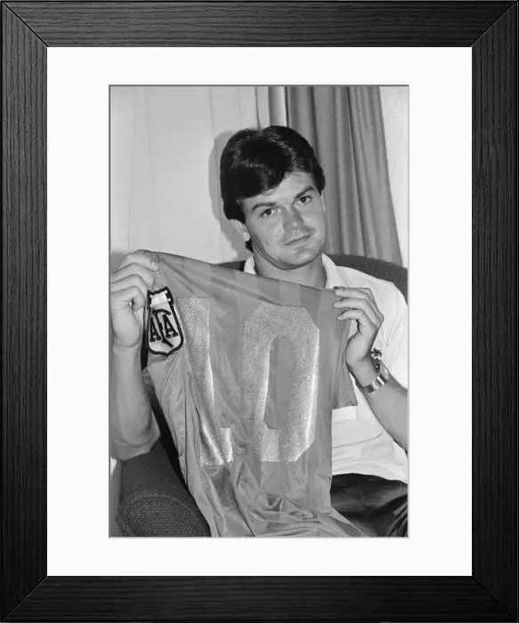 Framed Print : 1986 World Cup Finals in Mexico. England footballer Steve Hodge holding the famous Framed Print : 1986 World Cup Finals in Mexico. England footballer Steve Hodge holding the famous
