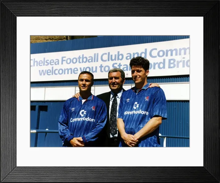 Framed Print : Dennis Wise with his Chelsea Manager Bobby Campbell and Team mate Sandy Townsend