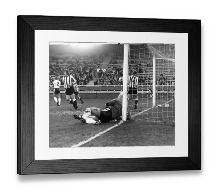 Framed Print : Sunderland Associated Football Club - Action from Sunderland v Fulham 16 November 1974 Framed Print : Sunderland Associated Football Club - Action from Sunderland v Fulham 16 November 1974