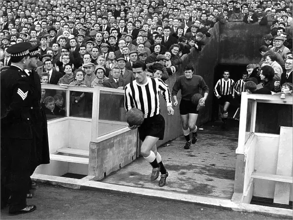 STAN ANDERSON LEADS OUT NEWCASTLE UNITED FOR HIS FIRST MATCH IN CHARGE