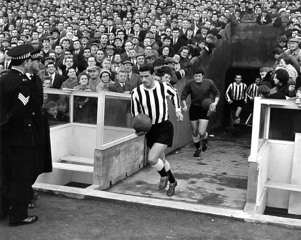 STAN ANDERSON LEADS OUT NEWCASTLE UNITED FOR HIS FIRST MATCH IN CHARGE