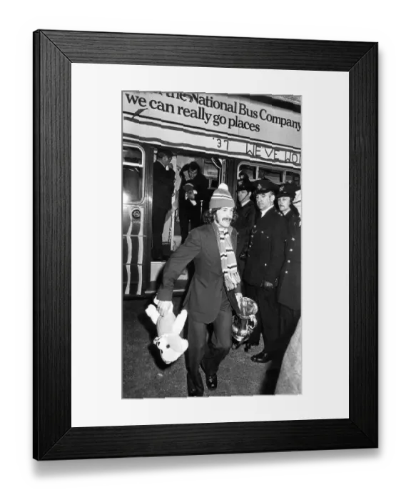 Framed Print : Sunderland Associated Football Club - Bobby Kerr with the FA Cup 8 May 1973