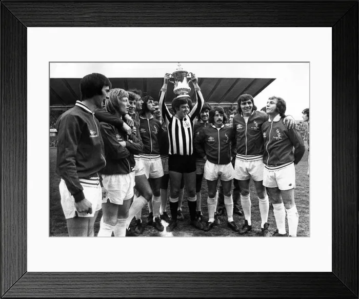 Framed Print : Sunderland Associated Football Club - The Sunderland Squad with the FA Cup 15 May 1973