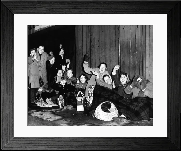 Framed Print : Sunderland Associated Football Club - Sunderland fans queue for tickets for