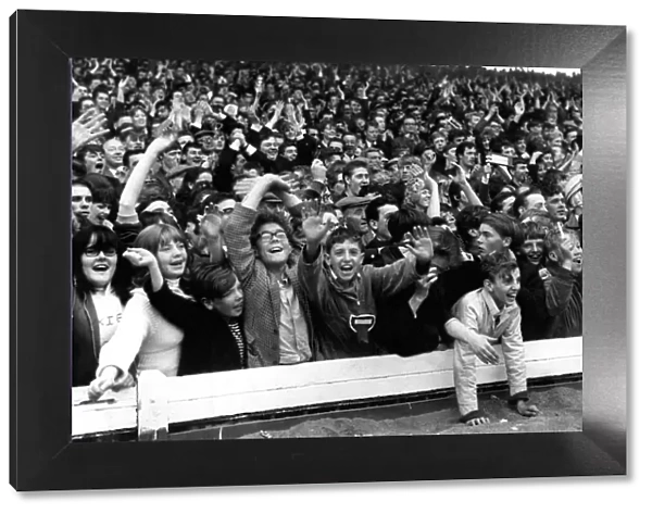 Sunderland Associated Football Club - The Sunderland fans go crazy at Roker Park 5