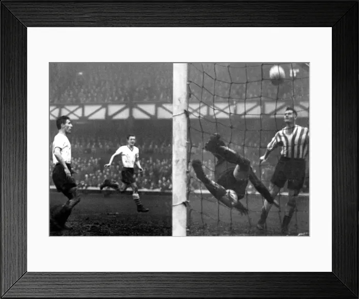Framed Print : Sunderland Associated Football Club - FA Cup 3rd round against Queens Park Rangers 5 Framed Print : Sunderland Associated Football Club - FA Cup 3rd round against Queens Park Rangers 5