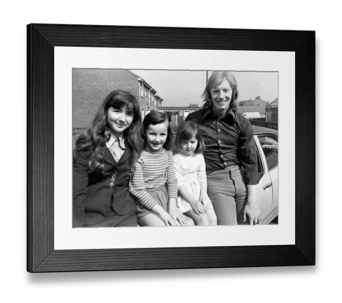 Framed Print : Sunderland Associated Football Club - Footballer Mick Horswill pictured with his sisters Framed Print : Sunderland Associated Football Club - Footballer Mick Horswill pictured with his sisters