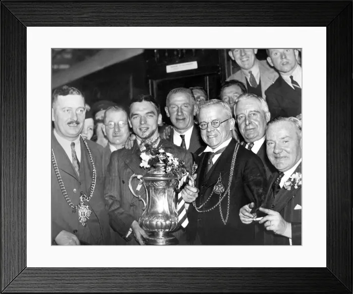 Framed Print : Sunderland Associated Football Club - Sunderland win the 1937 FA Cup - Horation Carter Framed Print : Sunderland Associated Football Club - Sunderland win the 1937 FA Cup - Horation Carter