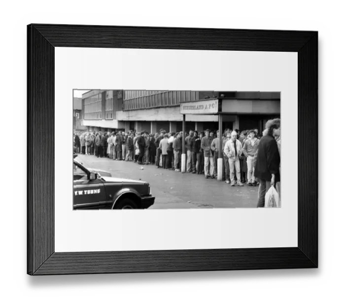 Framed Print : Sunderland Associated Football Club - Sunderland Fans queue for ticket 11 March 1985 Framed Print : Sunderland Associated Football Club - Sunderland Fans queue for ticket 11 March 1985